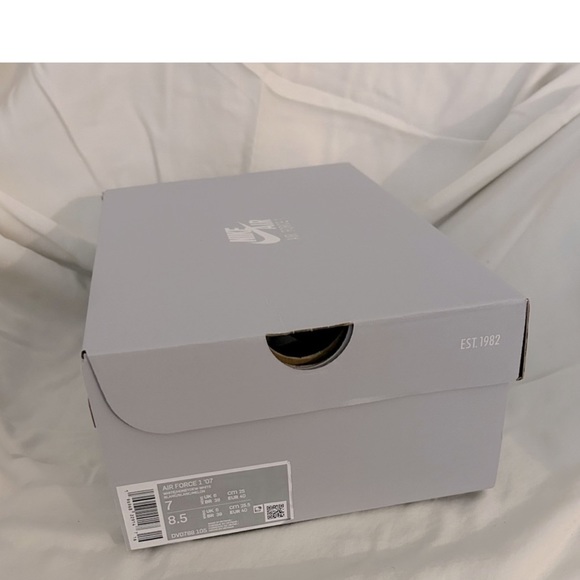 NIB nike Air Force 1 '07 sneaker white/honeydew/white men size 7 - Picture 3 of 6